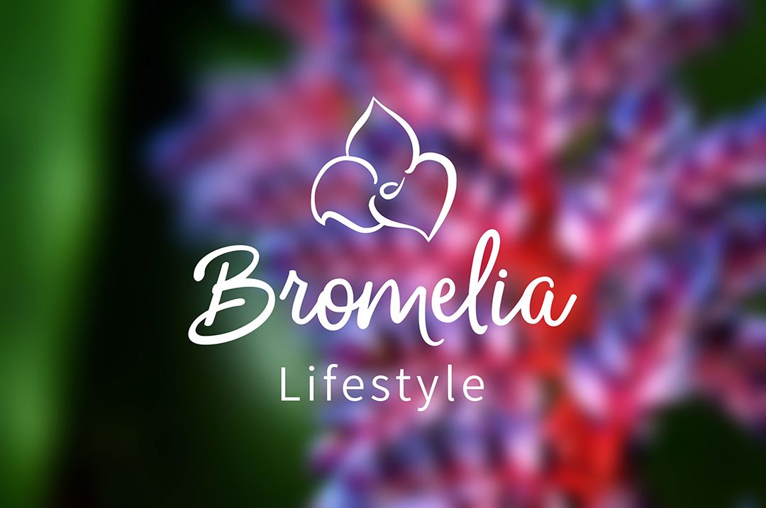 Identidad visual empresarial. El logotipo de Bromelia Lifestyle está inspirado en la personalidad de la marca, una mujer relajada que cuida del planeta y sus seres queridos. Es por eso que los trazos de la tipografía son relajados (lettering) al igual que la imagen que acompaña al nombre, la cual es una flor de Bromelia de 3 pétalos.