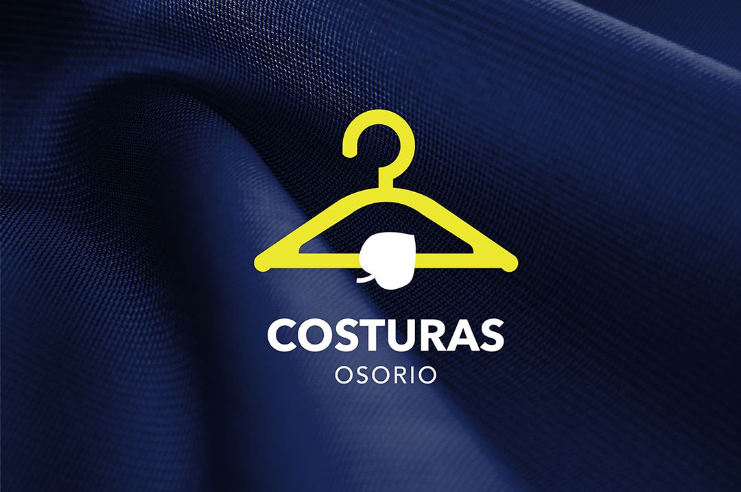 Identidad visual empresarial. Logotipo Costuras Osorio. Gancho de ropa amarillo con hoja de bosque. El diseño está inspirado en los bosques de Yosondúa, Oaxaca, donde se encuentra este emprendimiento. La hoja también simboliza el respeto por la naturaleza que tiene este proyecto.