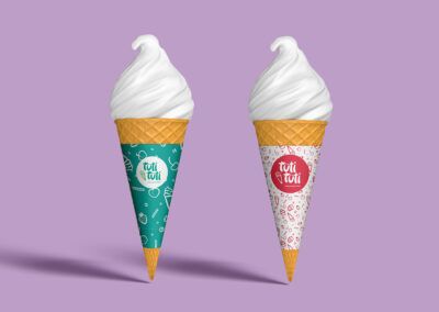 Marca empresarial: Cubierta de papel para cono. Son dos ejemplos de diseño, los dos utilizan el mosaico con ilustraciones de toppings y helados en cono y vaso. Una es con fondo blanco y color coral para las ilustraciones y el logotipo. El otro ejemplo tiene el fondo color aqua, con las ilustraciones blancas y el logo está sobre un círculo blanco, el logo es de color aqua.