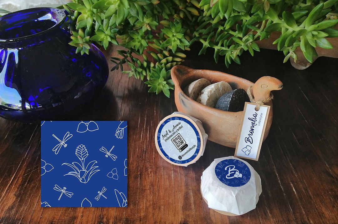 Identidad visual empresarial: Ilustración. Ejemplo del diseño de etiquetas para sahmpoo sólido Bromelia Lifestyle que utiliza un mosaico para reforzar la identidad de la marca. En el mosaico se utilizaron ilustraciones a línea de bromelias, libélulas y colibríes. Las ilustraciones son blancas sobre fondo azul.