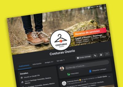 Identidad gráfica de una marca: Imagen de portada de Facebook para emprendimiento Costuras Osorio. Es la foto de una chava parada sobre un árbol caído en un bosque. En la imagen se muestran los horarios de servicios del emprendimiento.