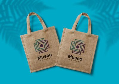 identidad visual empresarial. Bolsa de tejido orgánico con impresión del logotipo del museo que funciona como promocional.