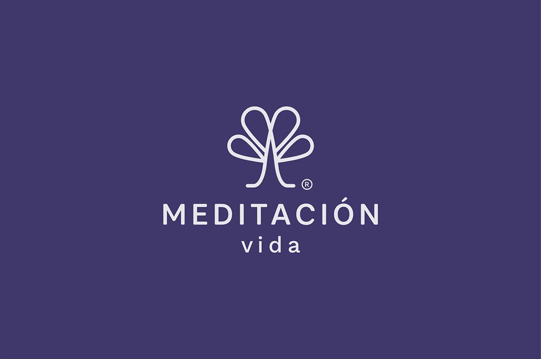 La identidad visual de escuela Meditación Vida está inspirada en los arquetipos Sabio, Cuidador e Inocente. La marca está dirigida a todas aquellas personas que se encuentren en la búsqueda de su paz interior y que busquen procesar emociones aflictivas, para afrontar los retos que están vivendo. El símbolo del logotipo es la representación minimalista de la higuera inda, donde Buda alcanzó la iluminación.