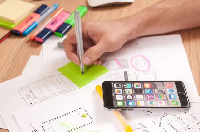 UX UCD Diseño de interacción Persona trabajando en un prototipo en papel para una aplicación móvil.