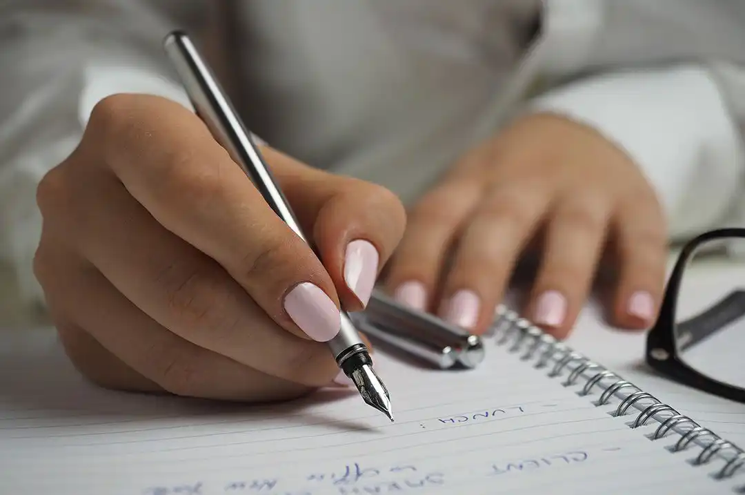 Servicio de redacción: UX writing, edición y redacción de textos, corrección de estilo, textos cortos para redes sociales o sitios web.